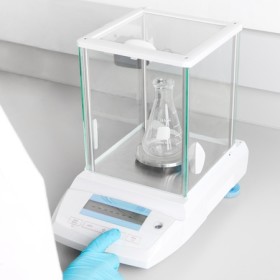 科学家使用分析天平
